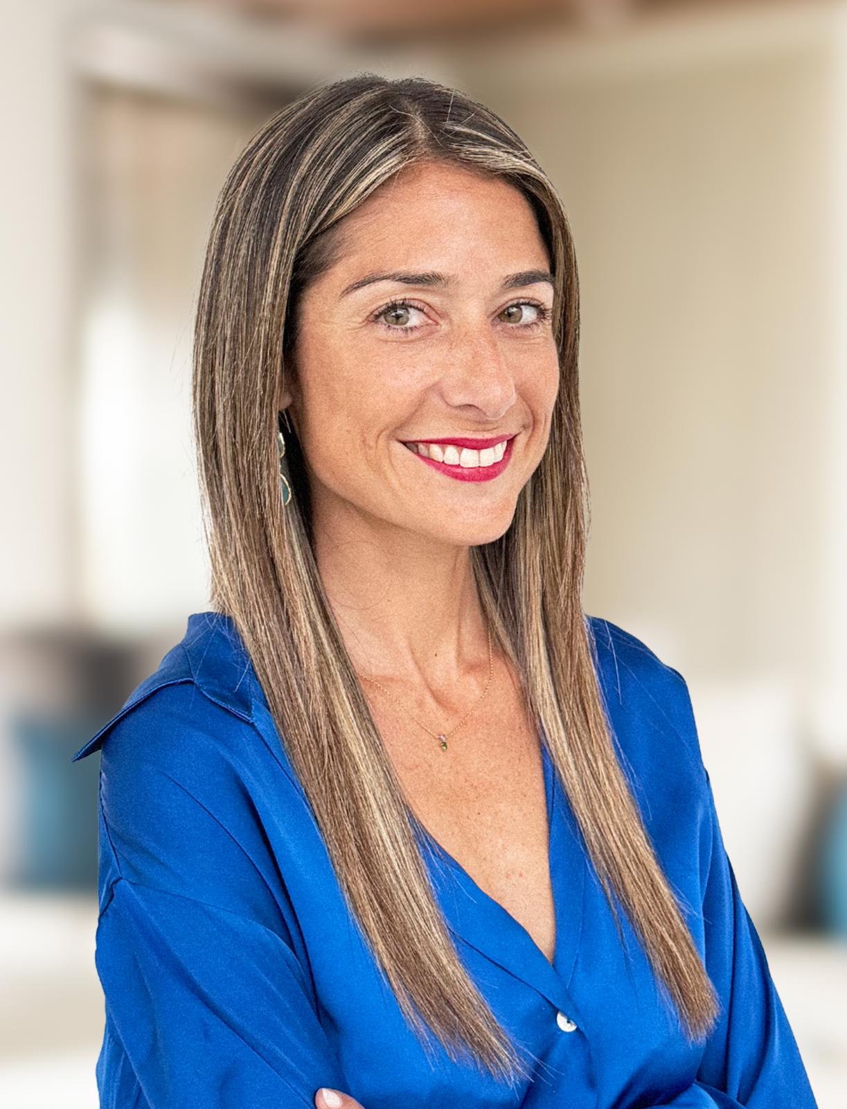 Iris Henriquez de perfil, sonriendo